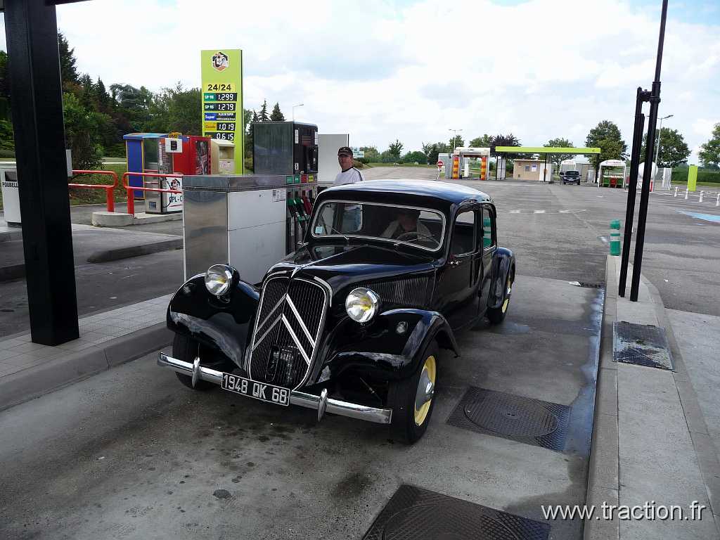 2009_06_21 Rouffach 01.jpg - 21/06/2009 - 68250 ROUFFACHF�te des P�resPremi�re sortie de la CITROèN traction 11B de 1954 ˆ Jean-Luc LƒVæQUEPremier plein avec 30 litres d'essence